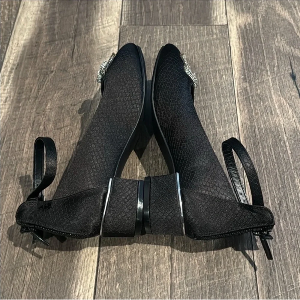 New authentic Vince Camuto girls black dress shoes sz 3 display